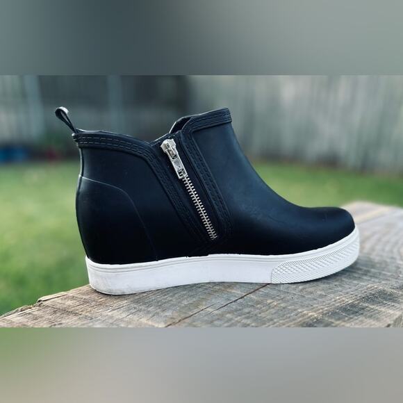 Steve Madden Wedgie Black Ankle Rain Boots with White Sole. Size 9M - Picture 2 of 8